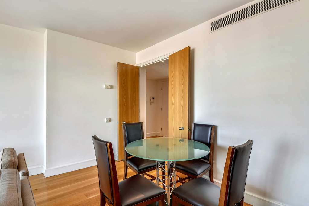 Apartment Circus Canary Wharf